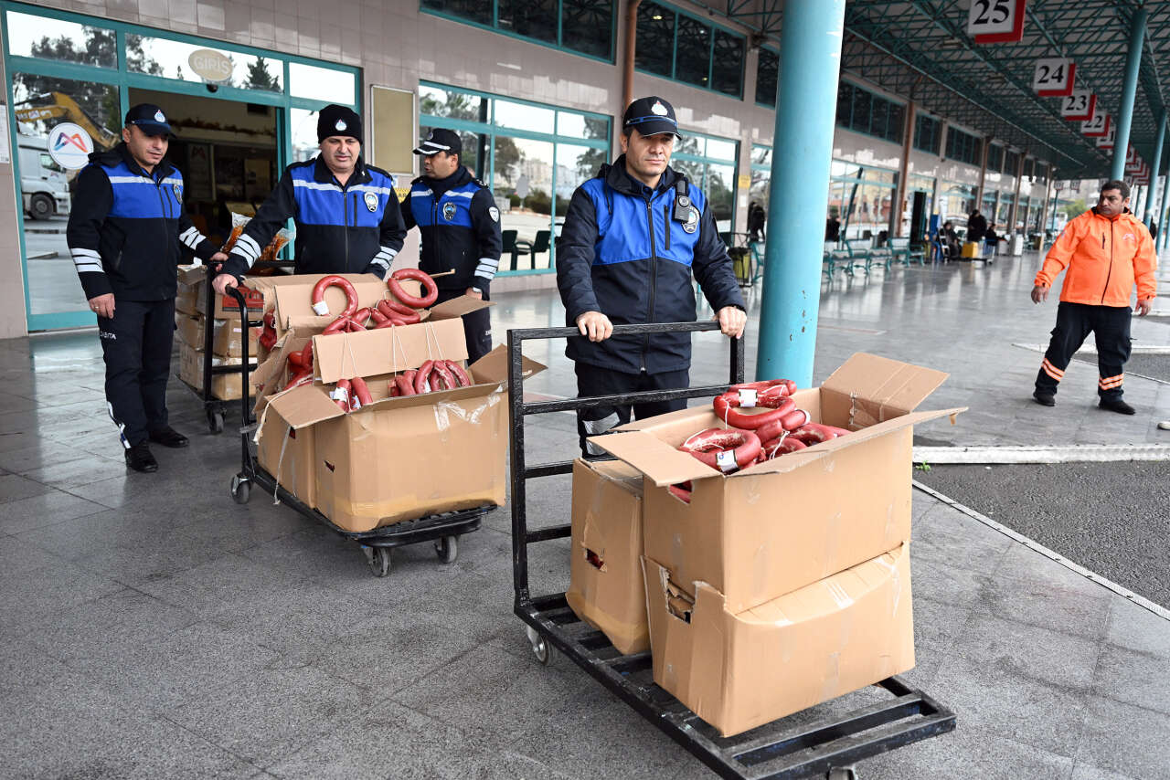 Mersin’de otobüsle taşınan sucuk ve çiğköfteye el konuldu 1